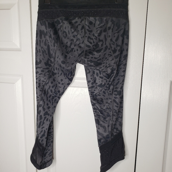Lululemon Just Breathe Crop Animal Swirl Deep Coal Light / Black size 6. - Picture 10 of 12